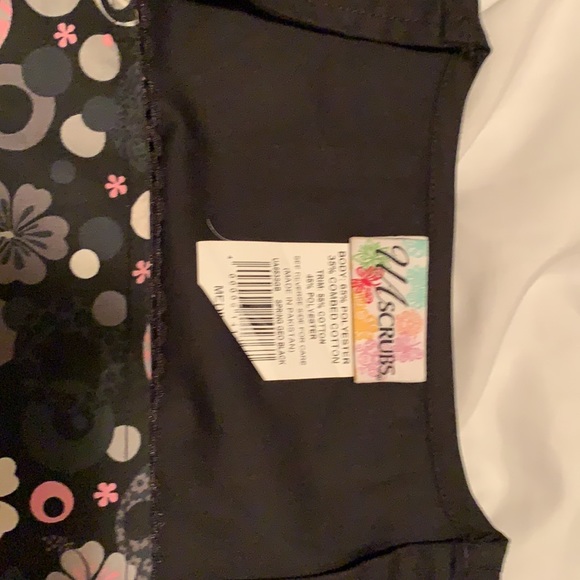 Size Medium scrub top - Picture 2 of 3